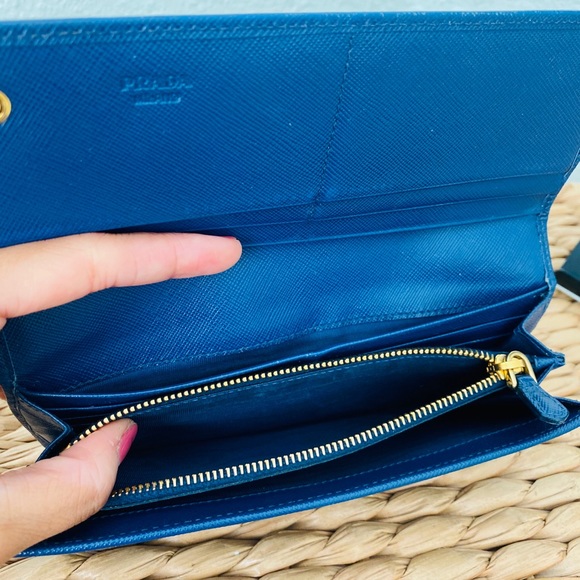 Authentic Prada Saffiano leather flap wallet - Picture 6 of 10